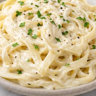 Creamy Fettuccine Alfredo, Healthy Version - Discover the ultimate healthy Fettuccine Alfredo! This creamy, dreamy pasta uses cauliflower for a guilt-free indul