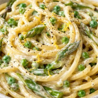 Creamy Bucatini Dream! Easy Dinner - garlic bucatini - Discover this creamy garlic bucatini with peas and asparagus! A quick and easy recipe ready in 25 minutes