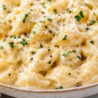Creamy Garlic Parmesan Shells - Dinner in 20 Mins! - garlic parmesan pasta - Discover the best one-pot garlic parmesan pasta recipe! Creamy, cheesy, and ready i