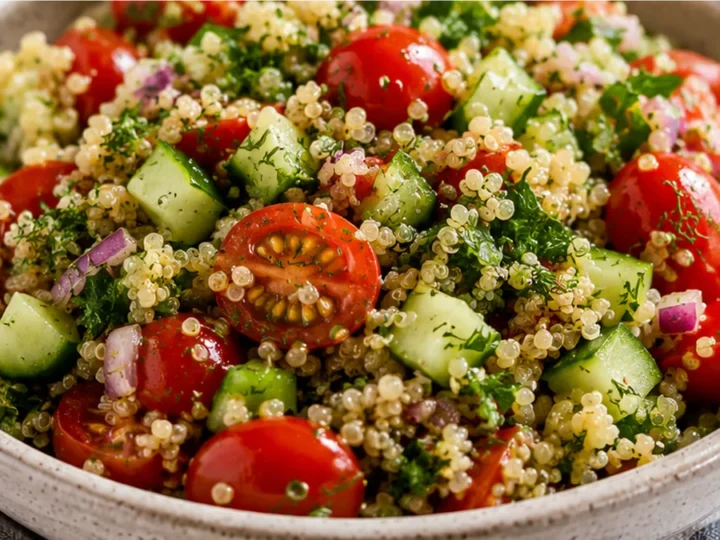 ️ Summer Quinoa Salad Jars: Vibrant & Healthy!