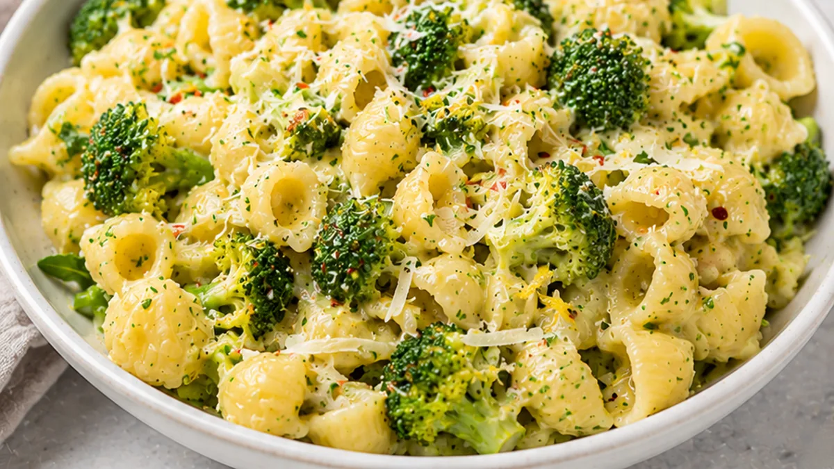 Quick & Cheesy Broccoli Pasta - Broccoli pasta: whip up this cheesy delight in under 30 minutes. Perfect for busy nights, everyone will love this vibrant dish!