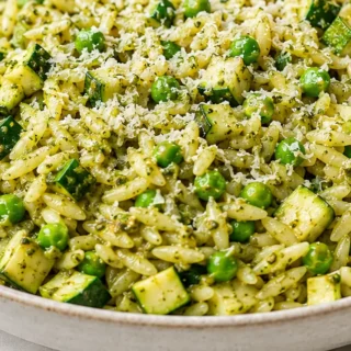 Zucchini Pesto Orzo: 15-Minute Summer Dream! ️ - Pesto orzo: Make this quick and delicious recipe in under 15 minutes! Easy, flavorful, and perfect for a speedy