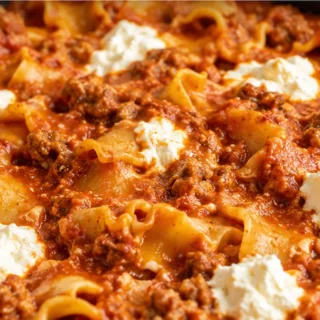 One-Pan Lasagna Magic! - skillet lasagna - Skillet lasagna: Make this easy one-pan pasta dish in under 30 minutes. Rich tomato sauce, tender noodles, and creamy