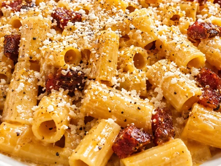 Ultimate Carbonara: Silky Sauce & Crispy Guanciale!