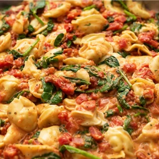 Creamy Spinach Tortellini Skillet - Tortellini skillet: Whip up this creamy, dreamy one-pan dinner in under 35 minutes! Cheesy tortellini, fresh spinach, and a