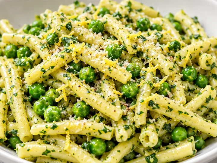 Bright & Fresh Parsley Pesto Pasta with Peas!
