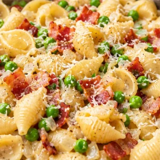 Creamy Pasta with Bacon & Peas That'll Make You Swoon!