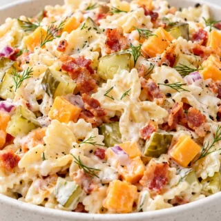 Dill Pickle Pasta Salad: Tangy & Creamy!